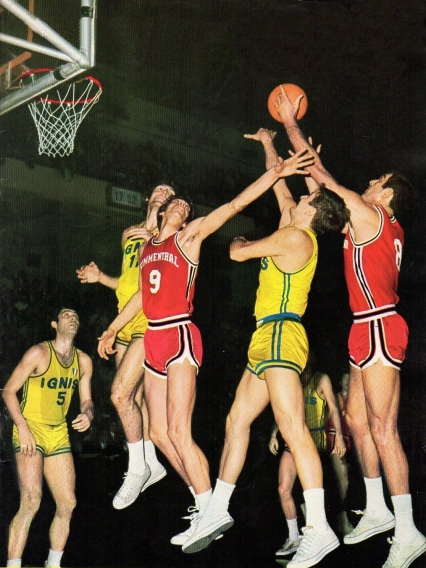 Sfida Ignis-Simmenthal nella stagione 1970/71. Si riconoscono Flaborea, Meneghin, Bariviera, Vittori e Masini